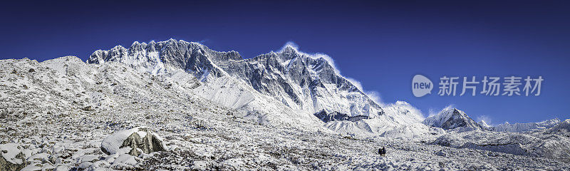 登山者在尼泊尔喜马拉雅山脉的Nuptse Lhotse Island峰下徒步旅行